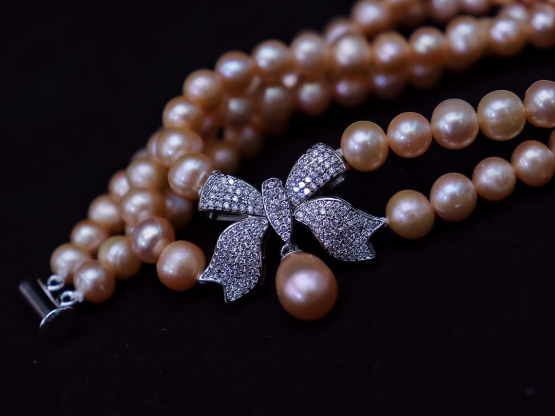 A natural pearl necklace with a bow - 10