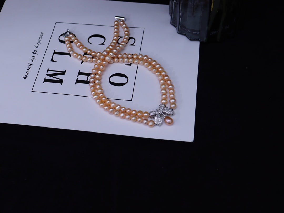 A natural pearl necklace with a bow - 7