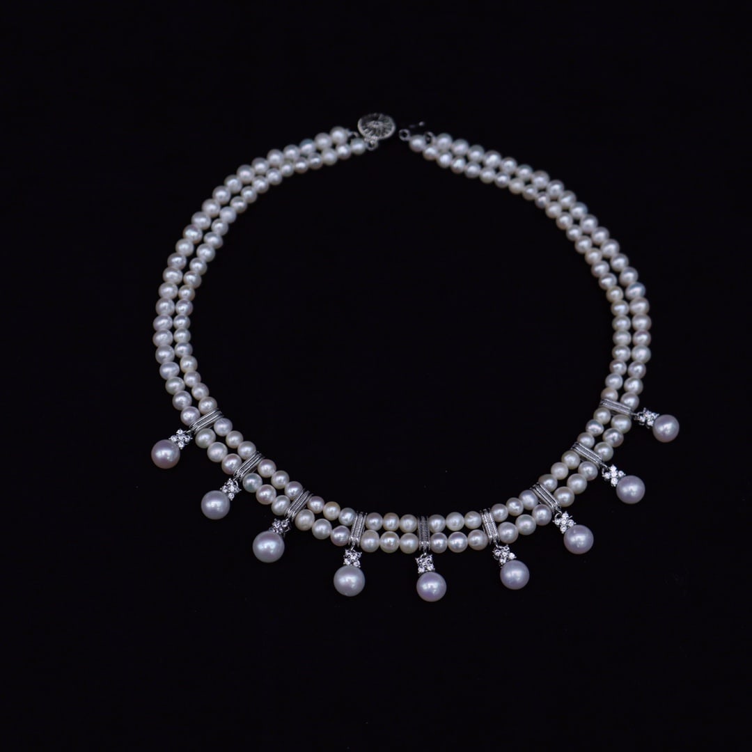 A natural pearl necklace (1 of 9)