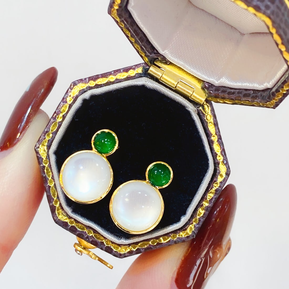 18k Jade and Mother-of-Pearl Stud Earrings - 2
