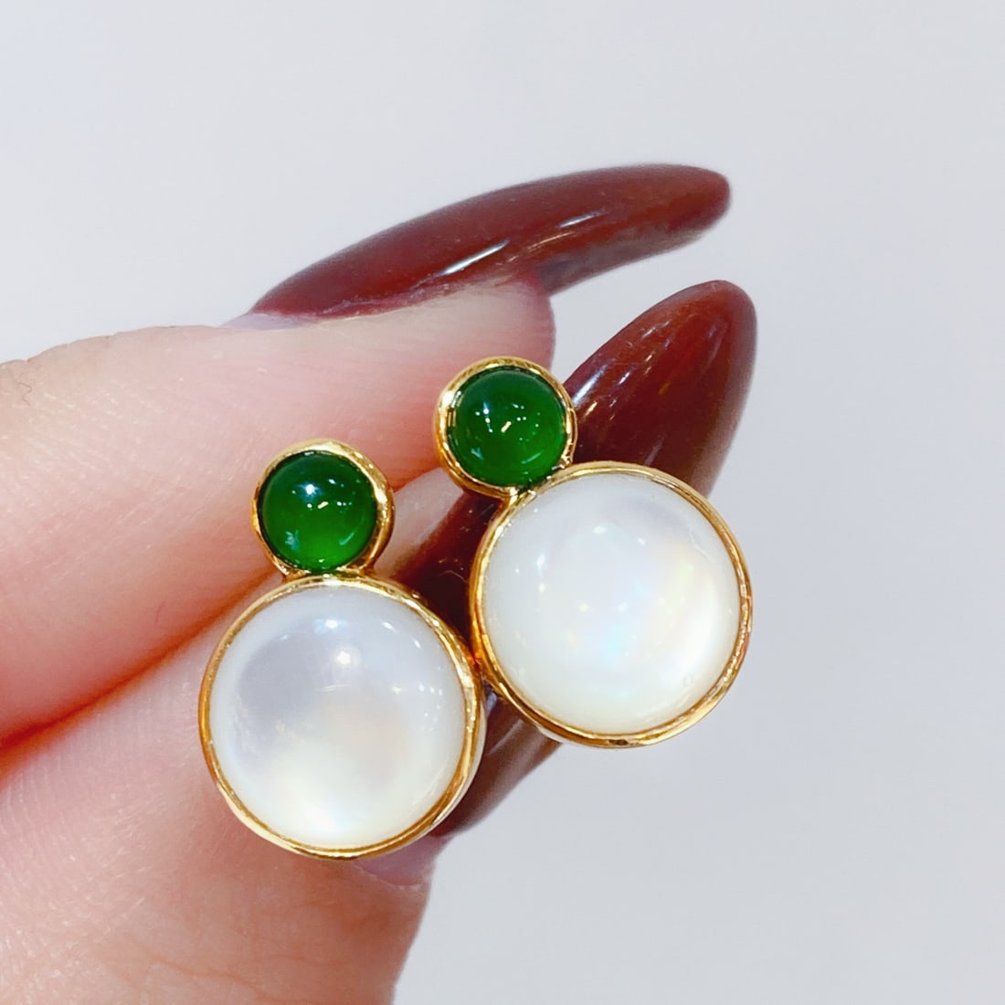 18k Jade and Mother-of-Pearl Stud Earrings - 4