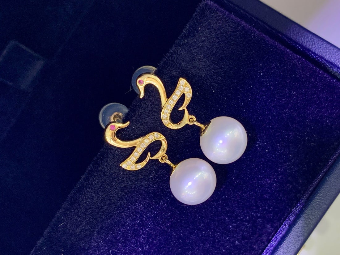 18K gold diamond-studded natural pearl swan stud earrings - 3