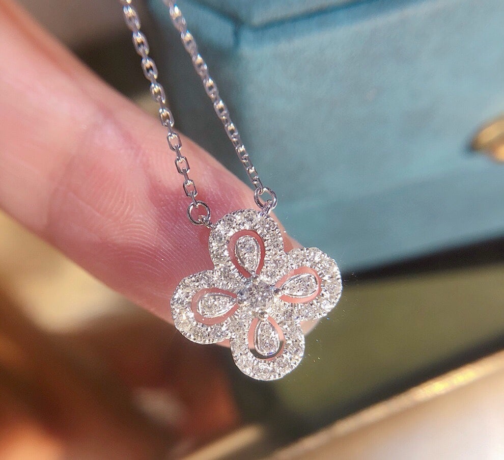 18k gold diamond encrusted clover pendant necklace - 2