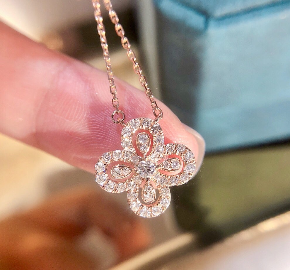 18k gold diamond encrusted clover pendant necklace - 3