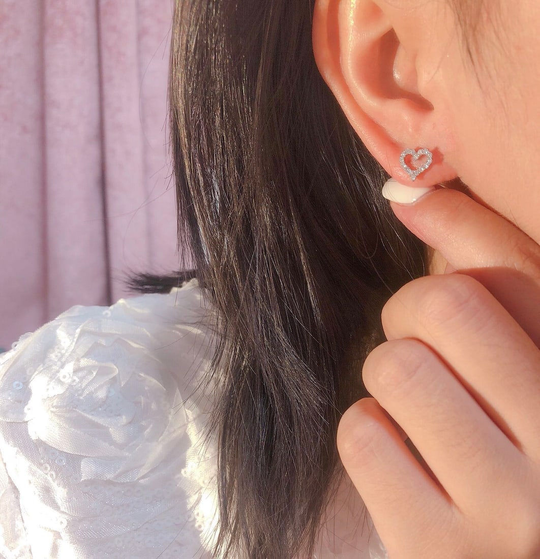 18k gold heart-shaped diamond stud earrings - 3