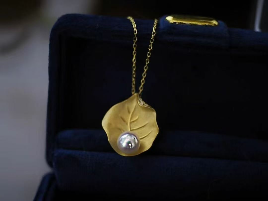 11-12mm South Sea Golden Pearl, almost flawless qualityDeep color, suitable for rose gold: Title: 11-12mm South Sea Golden Pearl, almost flawless qualityDeep color, suitable for rose gold designsBrings wealth yellow rose Description: S925 Silver Leaf Pendant with ChainDifferent from