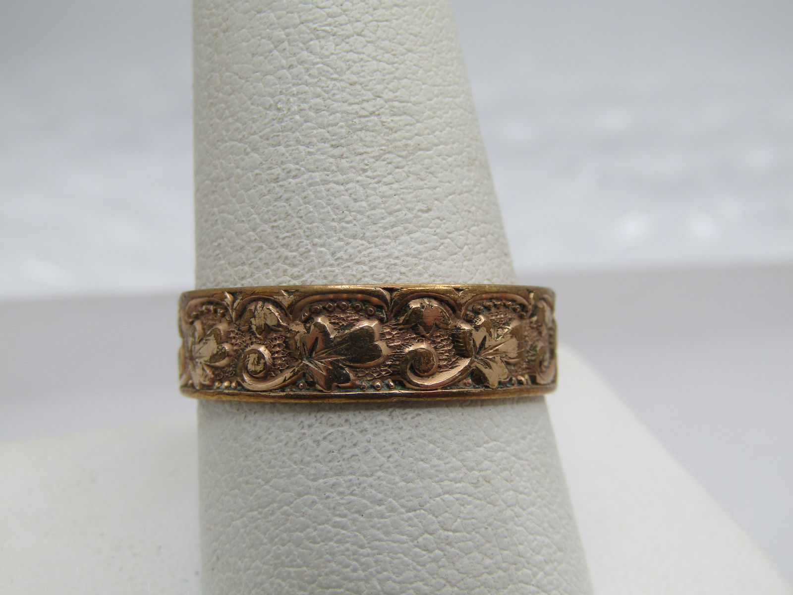 Vintage 14kt Gold Filled Edwardian Band Ring , Floral/Leaf Pattern, 10.5 Unisex, Wedding Band: Vintage 14kt Gold Filled Edwardian Band Ring , Floral/Leaf Pattern, 10.5 Unisex, Wedding Band. Marked J.F.K. inside band. This has what looks most like elongated three-leaf clovers with stems and dott
