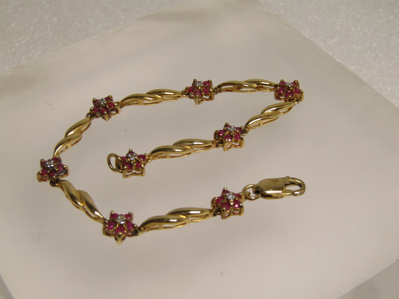 Vintage Scrolled 12kt GF Horseshoe Brooch, 1960's-1970's, Signed 2 Winard. This is appx. 1-7/8" by - 3