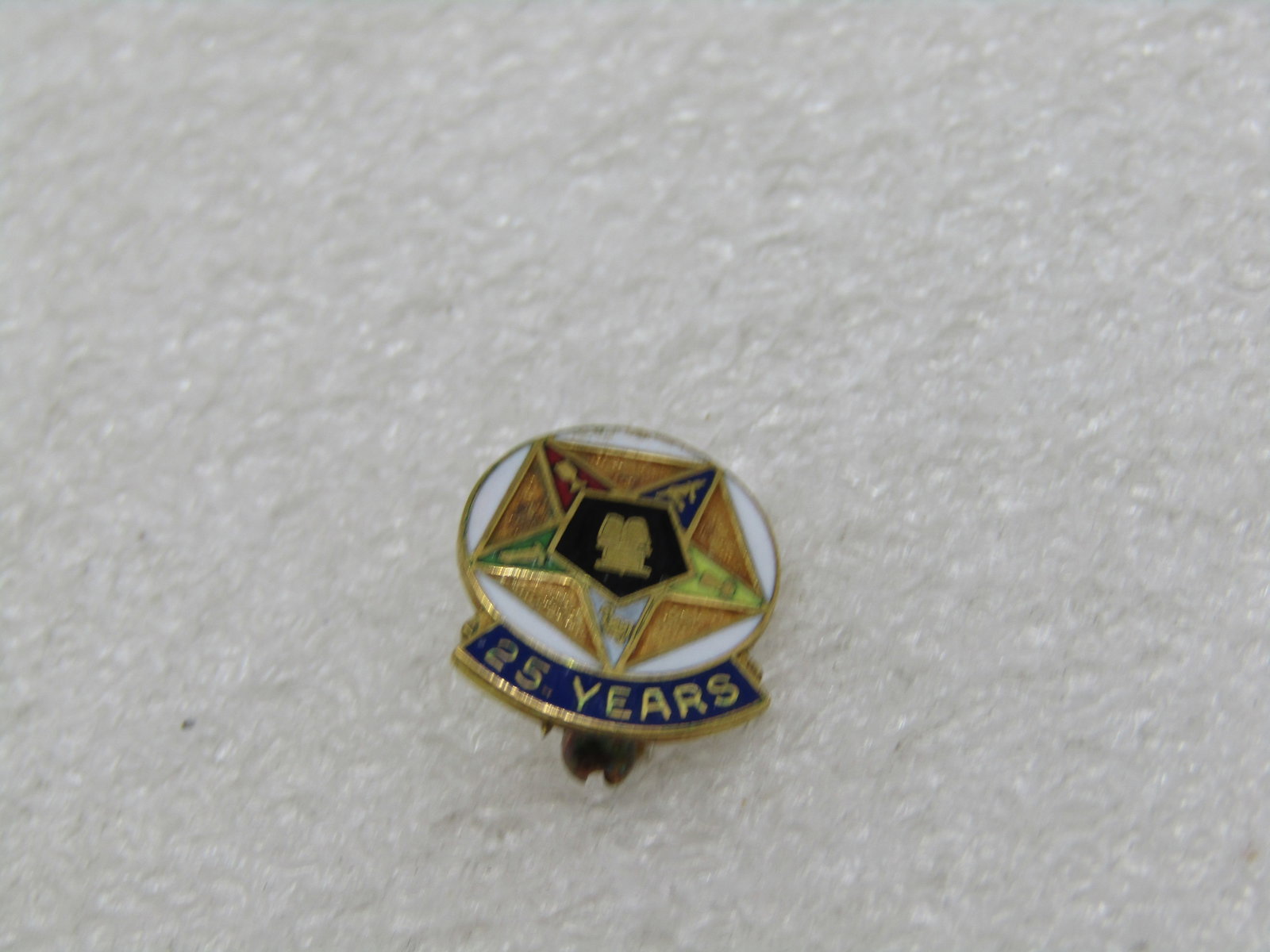 10kt G.F. Eastern Star Masonic 25 YR Service Pin: 10kt G.F. Eastern Star Masonic 25 YR Service Pin. Marked 1/10 10kt GF. Enameled in white background with blue center and across the botto with enameled symbols in the points of the star. 5/8" tall