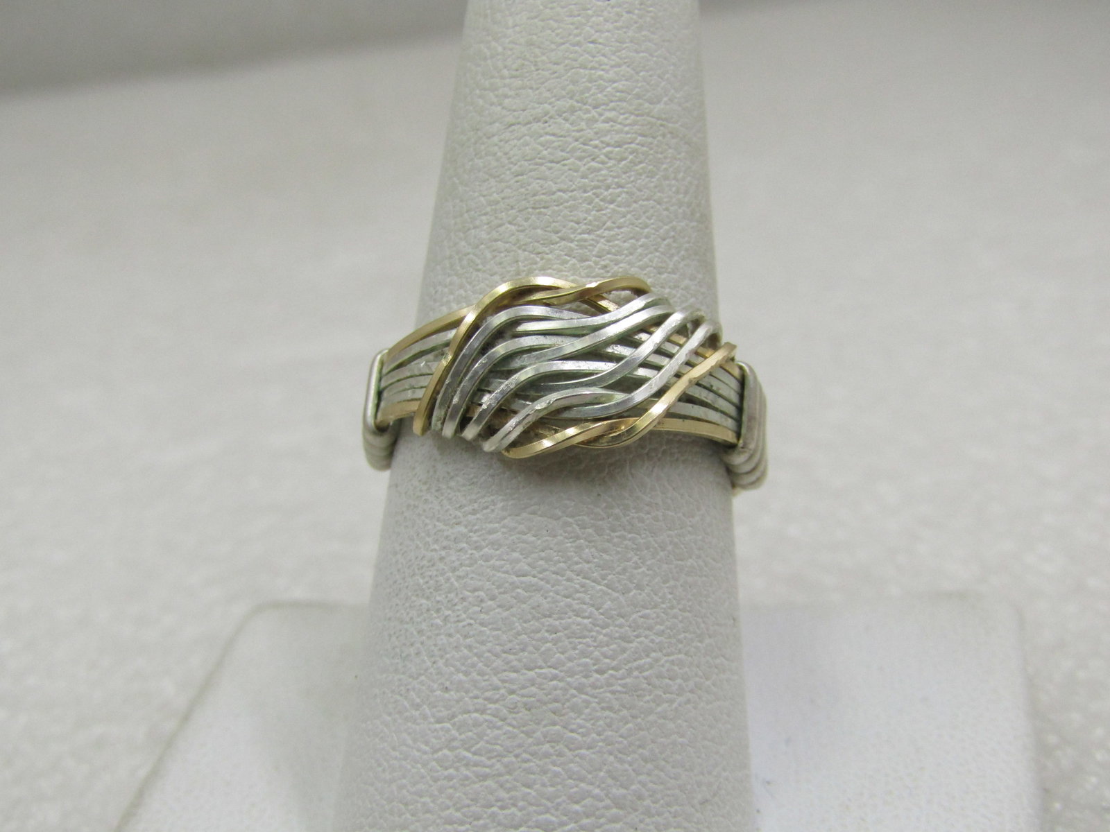 Vintage Stering & 10kt Gold Wrapped Ring, Sz. 7, Unisex.: Vintage Stering & 10kt Gold Wrapped Ring, Sz. 7, Unisex. This is made of four sterling silver square wire and two square wire strands that test as 10kt. There are four oval wire bands on each side of