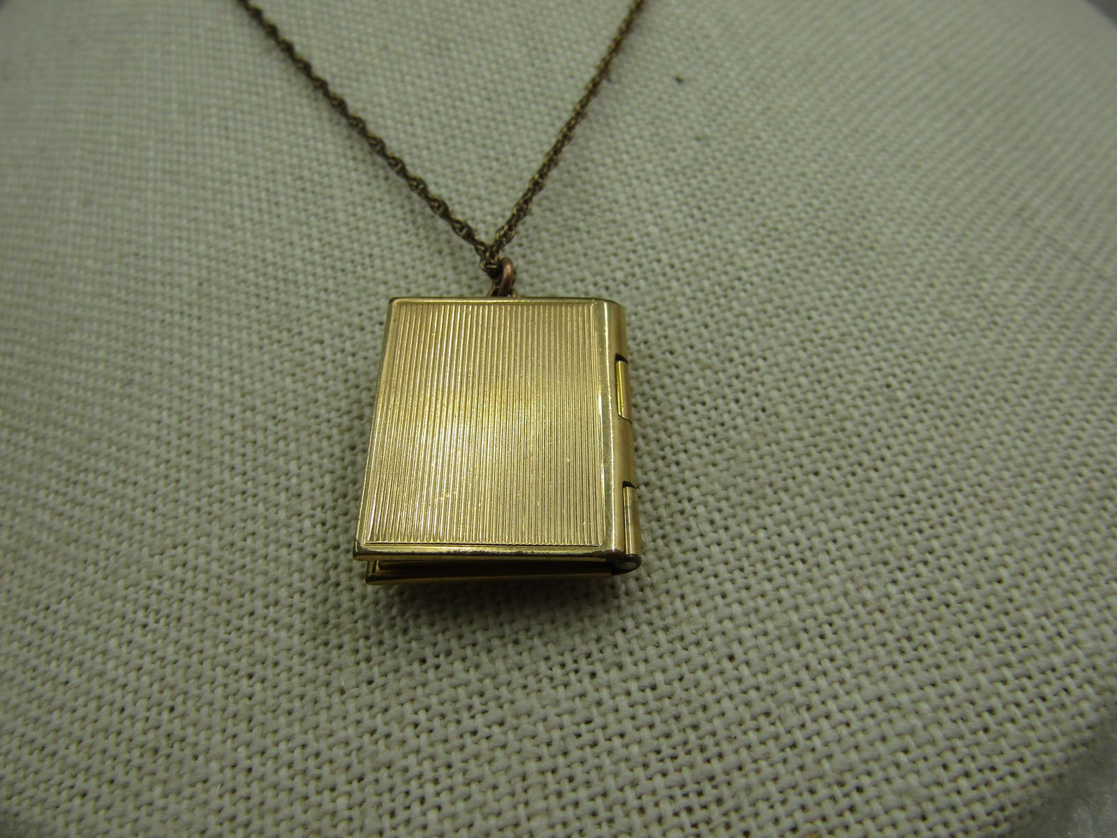 Vintage 12kt G.F. MOP Cross Locket Necklace, 20", 1940's-1950's. 20" Twisted rop chain that is appx. - 4