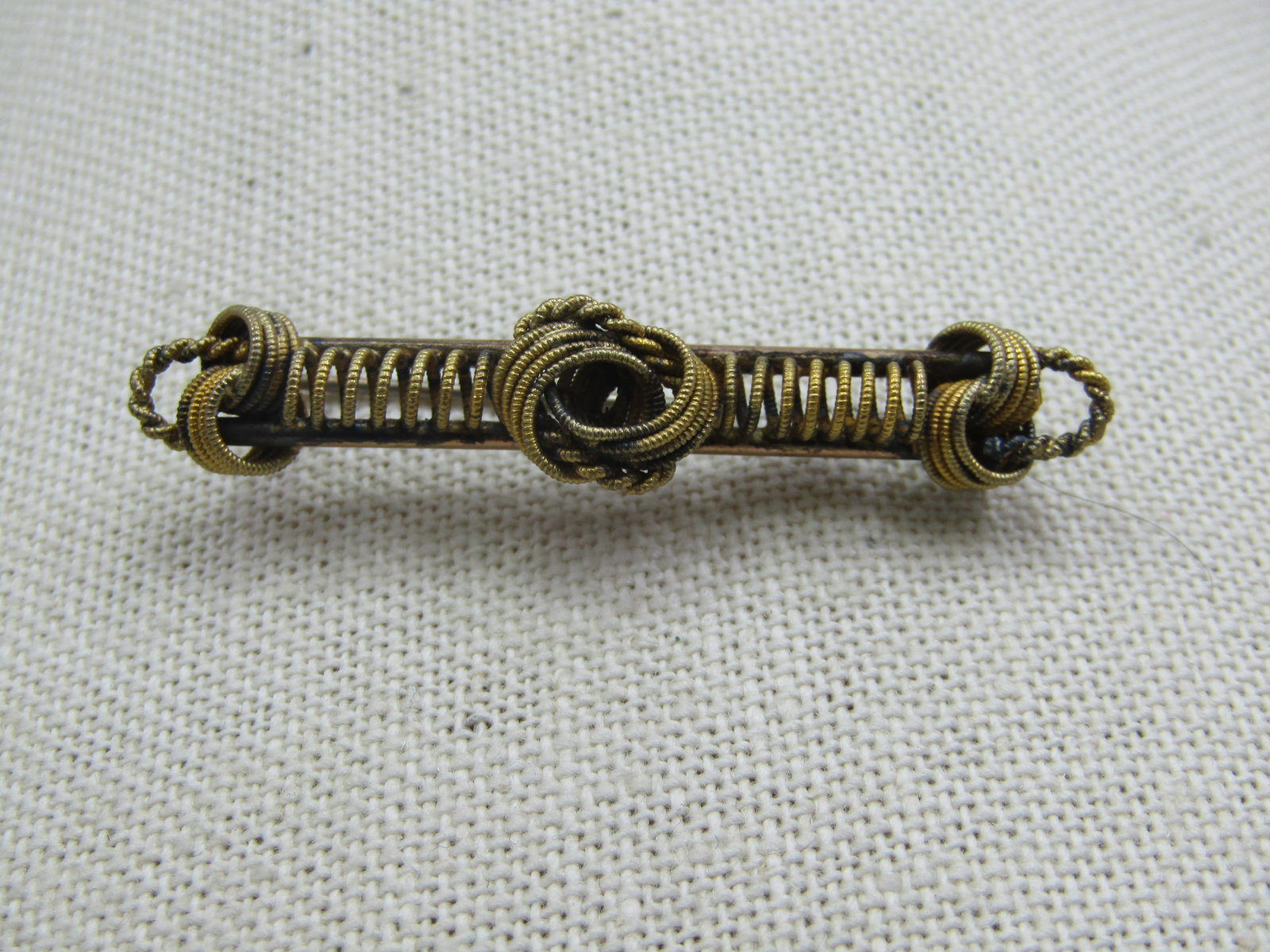Victorian 12kt G.F. Bar Brooch, C-Clasp, 1800's: Victorian 12kt G.F. Bar Brooch, C-Clasp, 1800's. This has a ridged ribbon-like look wrap of 12kt G.F.metal that also has rope twisted accents as well. It is appx. 2-1/8" long and 3/8" tall. In the