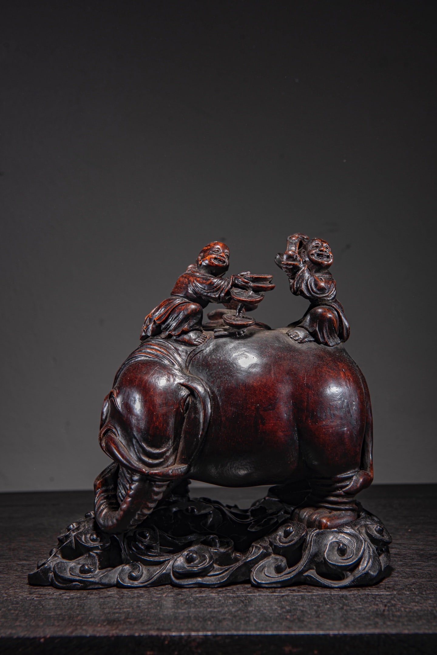 Old Chinese Bamboo Carved Elephant & Kid Statue: Title: Old Chinese Bamboo Carved Elephant & Kid Statue Origin: Chinese Date/Period: After1820 Materials: Bamboo Dimensions: 220x150(mm) 8.66x5.91(inches) Reserve: $2,288.00 Shipping: Domestic: Sh