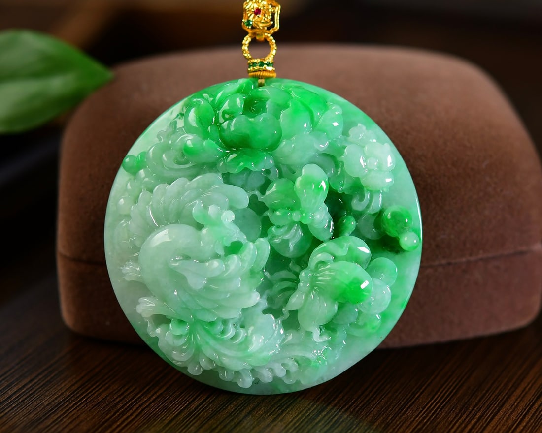 Hand-carved Natural Green Jadeite Phoenix,Butterfly,Flower Pendant with Certificate: Title: Hand-carved Natural Green Jadeite Phoenix,Butterfly,Flower Pendant with Certificate Origin: Chinese Date/Period: After2020 Materials: Jadeite Dimensions: 56.3x11.4(mm) 2.22x0.45(inches) Reserve