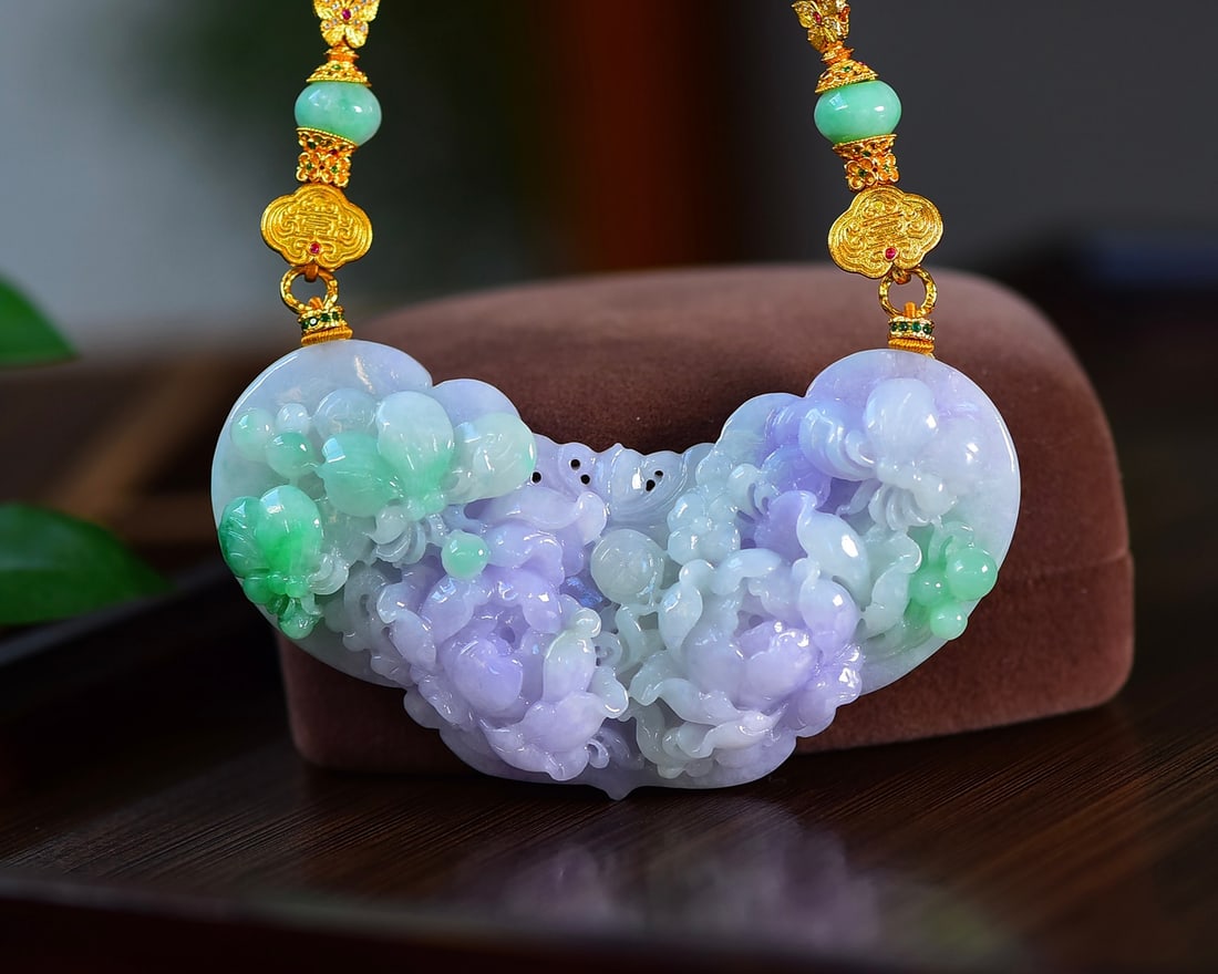 Hand-Carved Purple Green Jadeite Flower & Butterfly Pendant with Certificate: Title: Hand-Carved Purple Green Jadeite Flower & Butterfly Pendant with Certificate Origin: Chinese Date/Period: After2020 Materials: Jadeite Dimensions: 83.8x36.6x13.3(mm) 3.30x1.44x0.52(inches) Rese