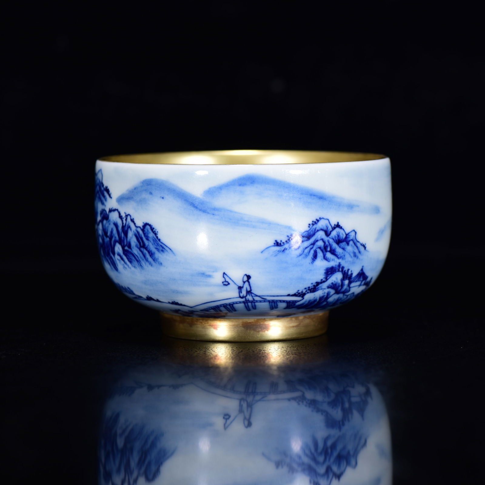 Chinese Gilt Gold Blue and White Porcelain Cup: Title: Chinese Gilt Gold Blue and White Porcelain Cup Origin: Chinese Date/Period: After1910 Materials: Porcelain Dimensions: 80x45(mm) 3.15x1.77(inches) Reserve: $256.00 Shipping: Domestic: Shipp