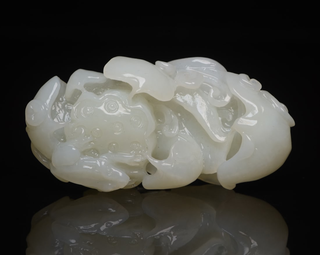 Chinese Hetian Jade Frog & Lotus Pendant: Title: Chinese Hetian Jade Frog & Lotus Pendant Origin: Chinese Date/Period: After2000 Materials: Hetian Jade Dimensions: 70x36x23(mm) 2.76x1.42x0.91(inches) Weight 0.15 lbs/68g Reserve: $228.00 Ship