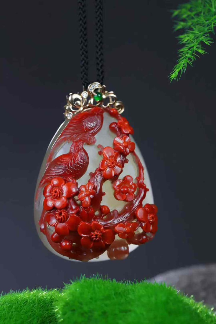Hand-carved Nanhong Agate Magpie & Plum blossom Pendant with Certificate: Title: Hand-carved Nanhong Agate Magpie & Plum blossom Pendant with Certificate Origin: Chinese Date/Period: After2020 Materials: Nanhong Agate Dimensions: 49x34x19.8(mm) 1.93x1.34x0.78(inches) Weight