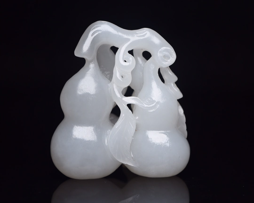 Openwork Chinese Hetian Jade Gourd Pendant: Title: Openwork Chinese Hetian Jade Gourd Pendant Origin: Chinese Date/Period: After2000 Materials: Hetian Jade Dimensions: 61x53x31(mm) 2.40x2.09x1.22(inches) Weight 0.22 lbs/98g Reserve: $389.00 S