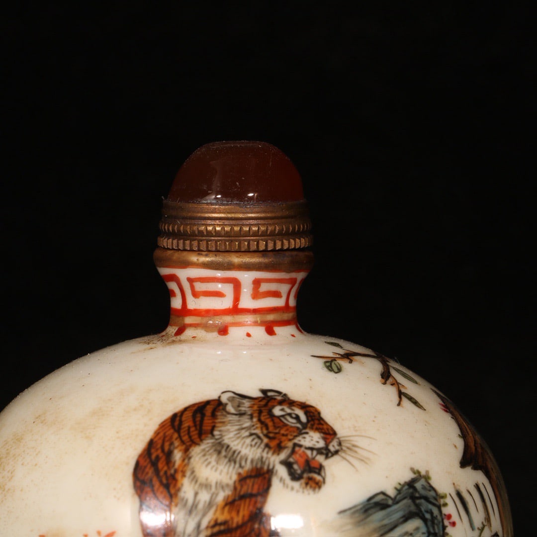 Old Chinese Famille Rose Tiger Design Porcelain Snuff Bottle - 2