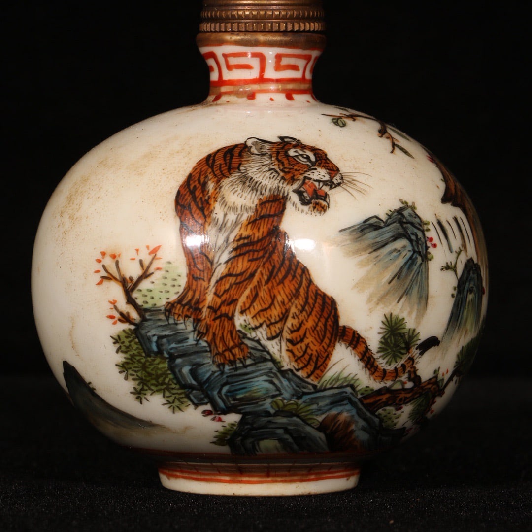 Old Chinese Famille Rose Tiger Design Porcelain Snuff Bottle - 3