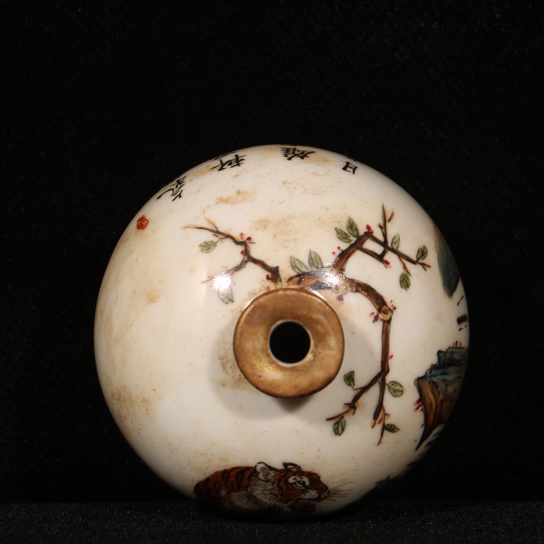 Old Chinese Famille Rose Tiger Design Porcelain Snuff Bottle - 8