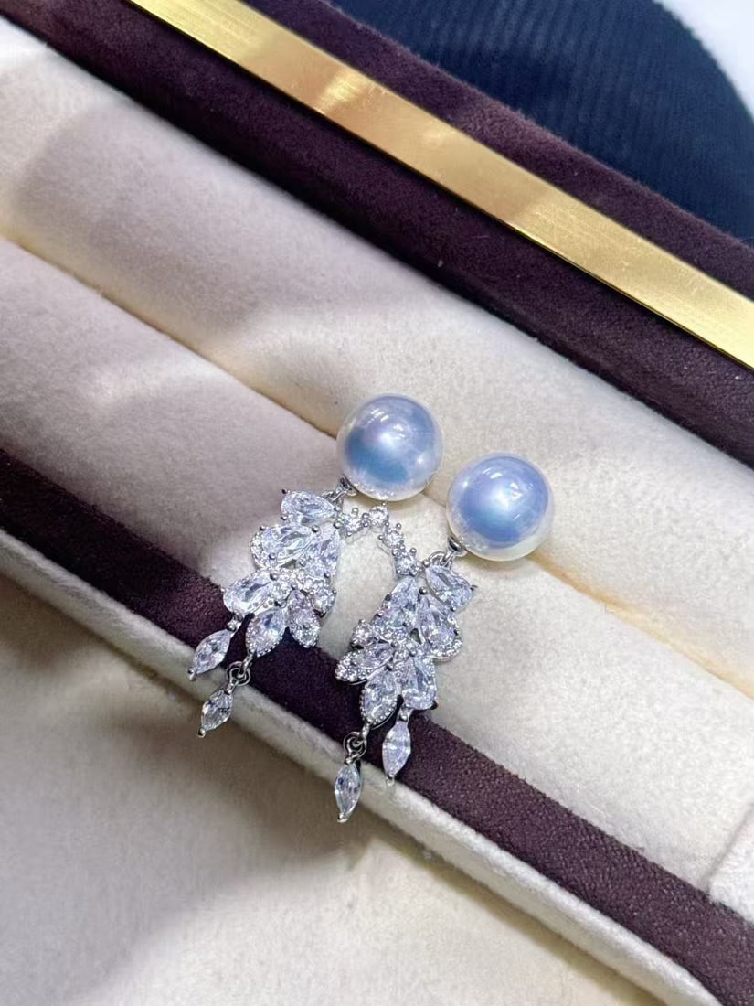 A Pair Beautiful Pearl Earrings (1 of 5)