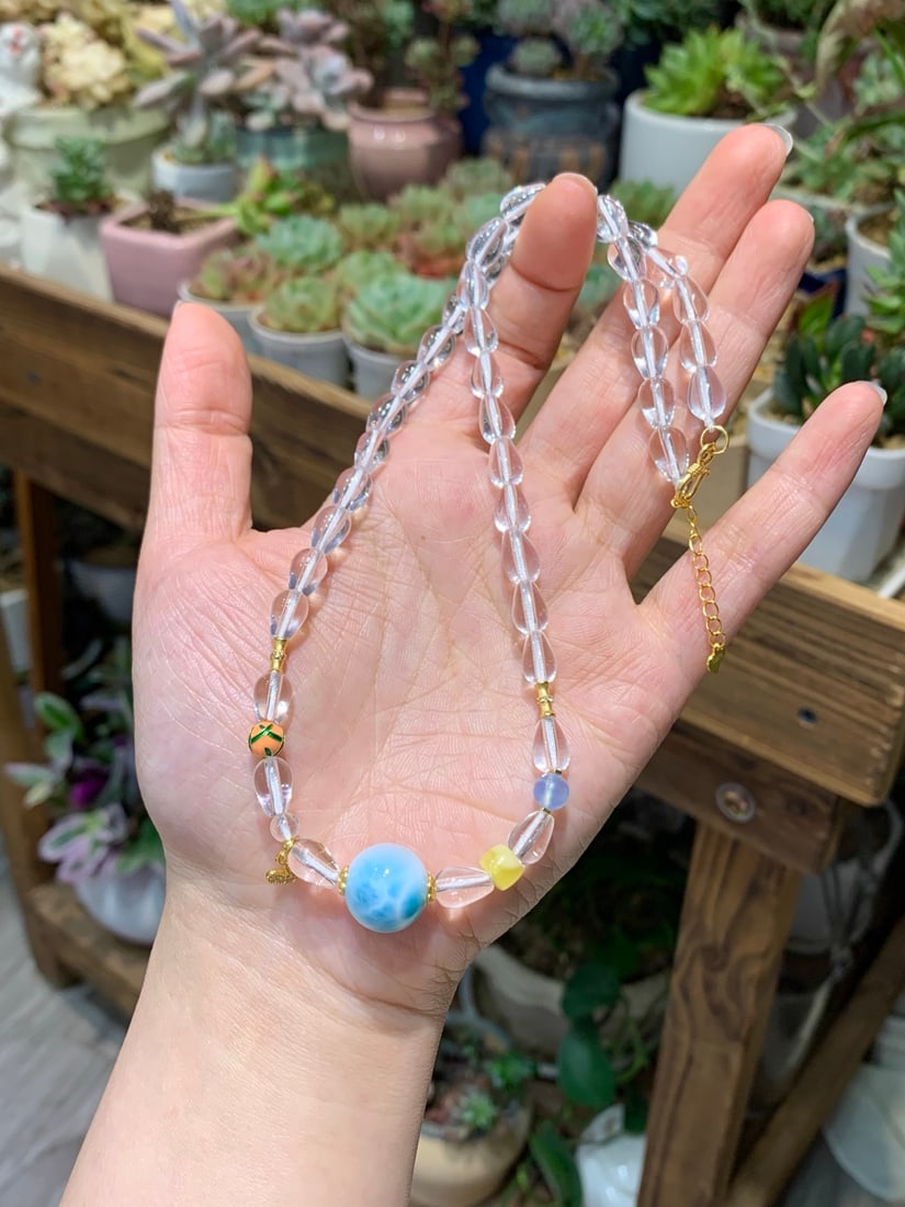 Beautiful Larimar & White Crystal Beads Necklace: Title: Beautiful Larimar & White Crystal Beads Necklace Origin: Chinese Date/Period: After2020 Materials: Larimar?Crystal Dimensions: 13 (mm) 0.51 (inches) Reserve: $188.00 Shipping:Domestic: