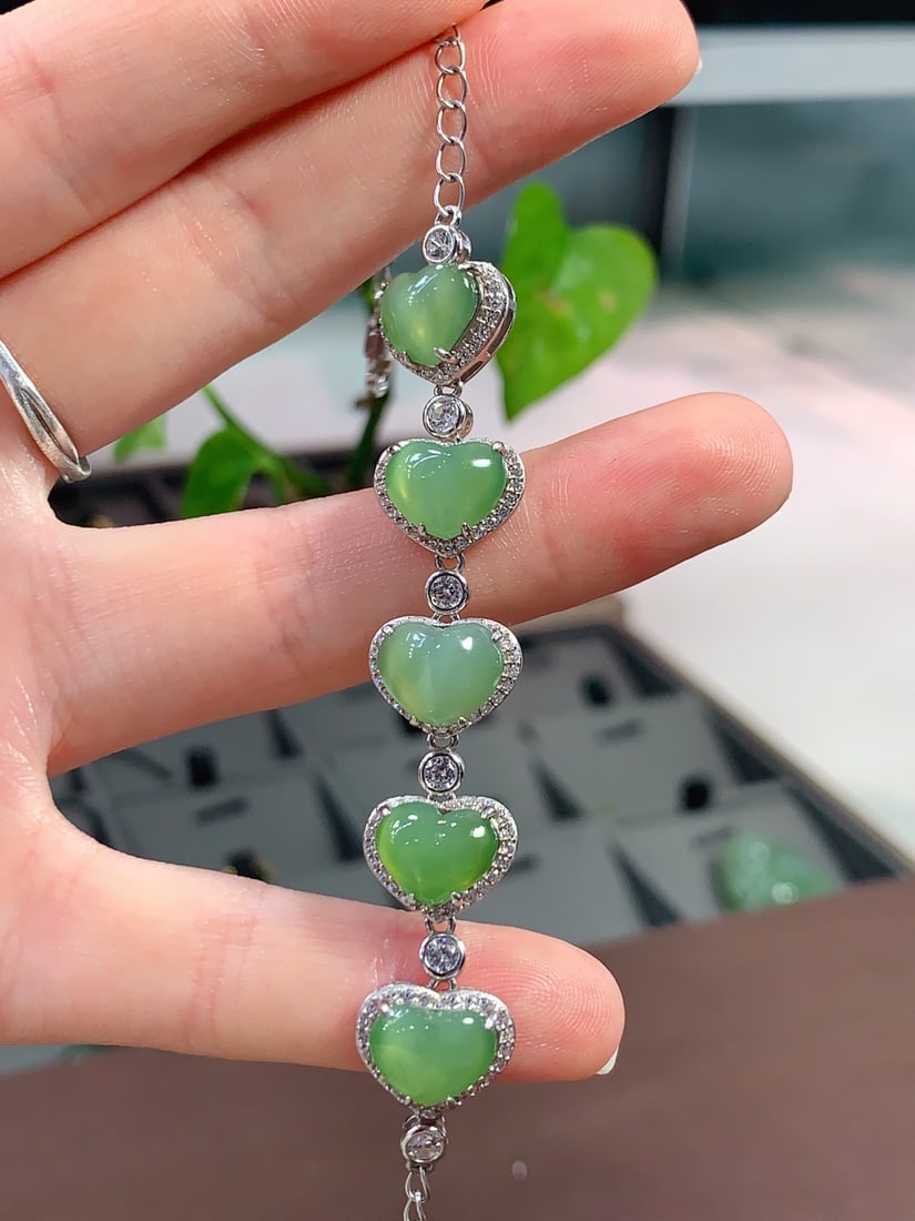 Chinese Green Hetian Jade Bead Bracelet: Title: Chinese Green Hetian Jade Bead Bracelet Origin: Chinese Date/Period: After2020 Materials: Hetian Jade Dimensions: 8.8 x 7.4 x 4 (mm)0.35 x 0.29 x 0.16 (inches) Reserve: $256.00 Shipping: Domes