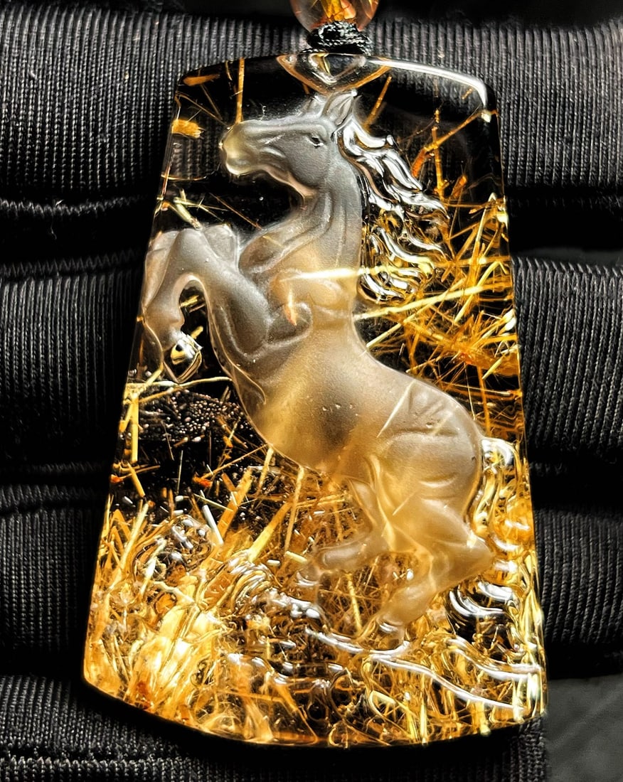 Exquisite Titanium Crystal Carved Fortune Horse Pendant: Title: Exquisite Titanium Crystal Carved Fortune Horse Pendant Origin: Chinese Date/Period: After2020 Materials: Crystal Dimensions: 53 x 36 x 10 (mm)2.09 x 1.42 x 0.39 (inches)Weight: 0.08 lbs/ 37.4