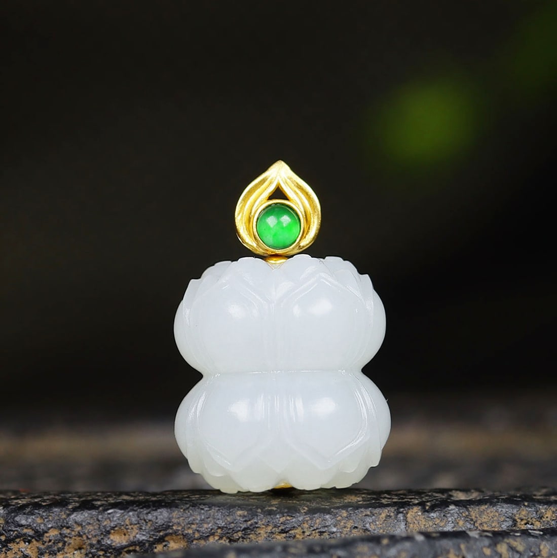 Superb Chinese Hetian Jade Carved Lotus Flower Pendant w 18K Gold Buckle: Title: Superb Chinese Hetian Jade Carved Lotus Flower Pendant w 18K Gold Buckle Origin: Chinese Date/Period: After2020 Materials: Hetian Jade Dimensions: 18 x 17 (mm) 0.71 x 0.67 (inches) Weight: