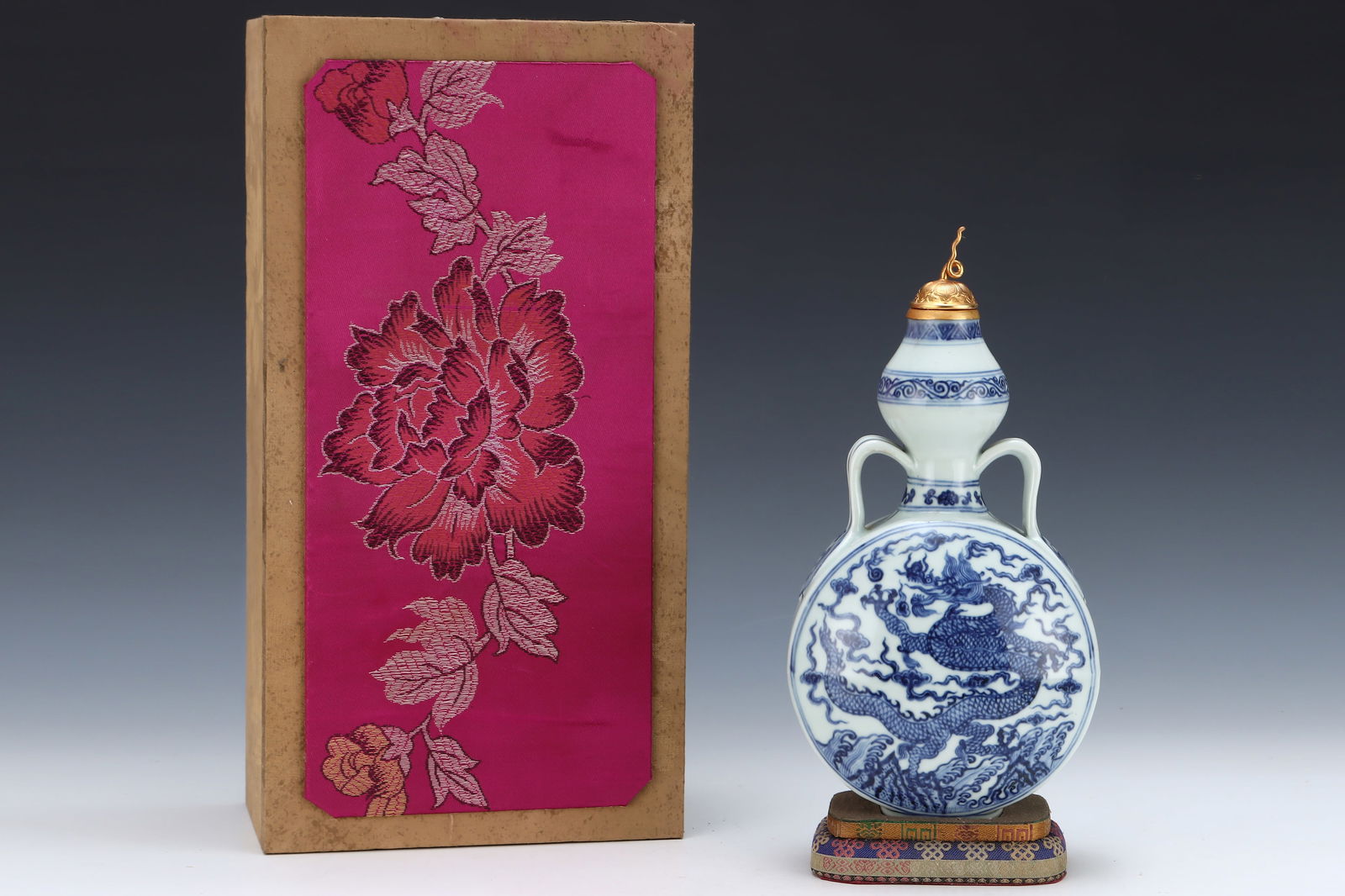 Chinese Gilt Gold Blue And White Porcelain Clouds Dragon Design Porcelain Vase