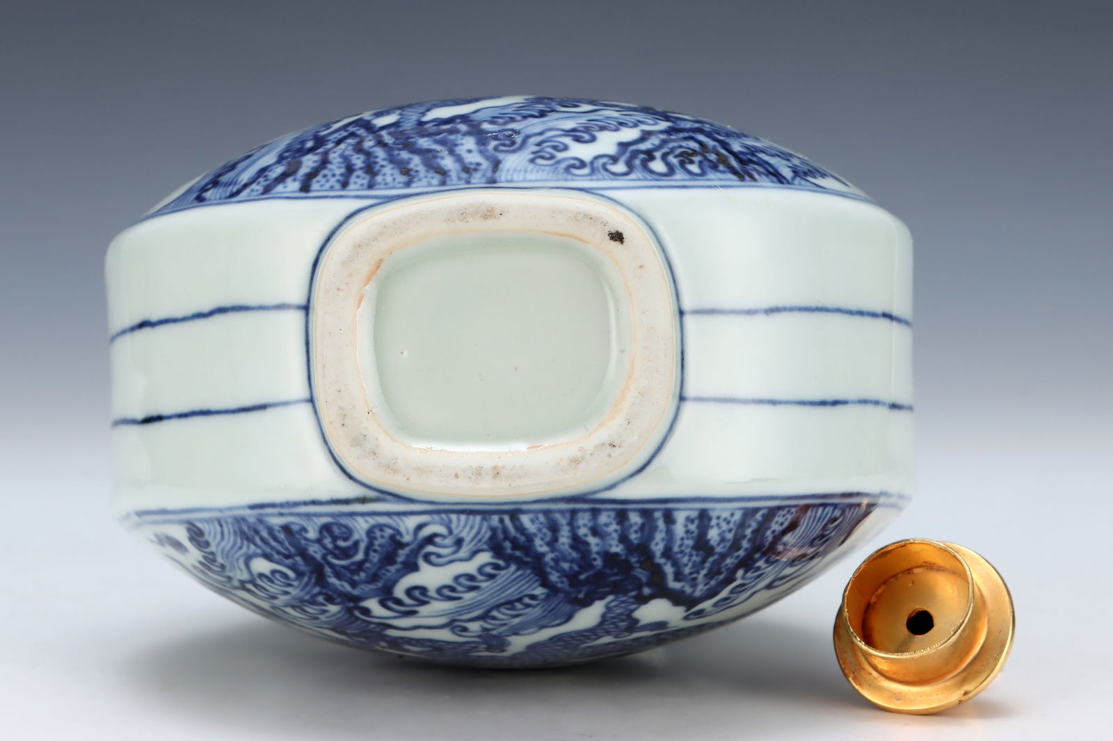 Chinese Gilt Gold Blue And White Porcelain Clouds Dragon Design Porcelain Vase - 8