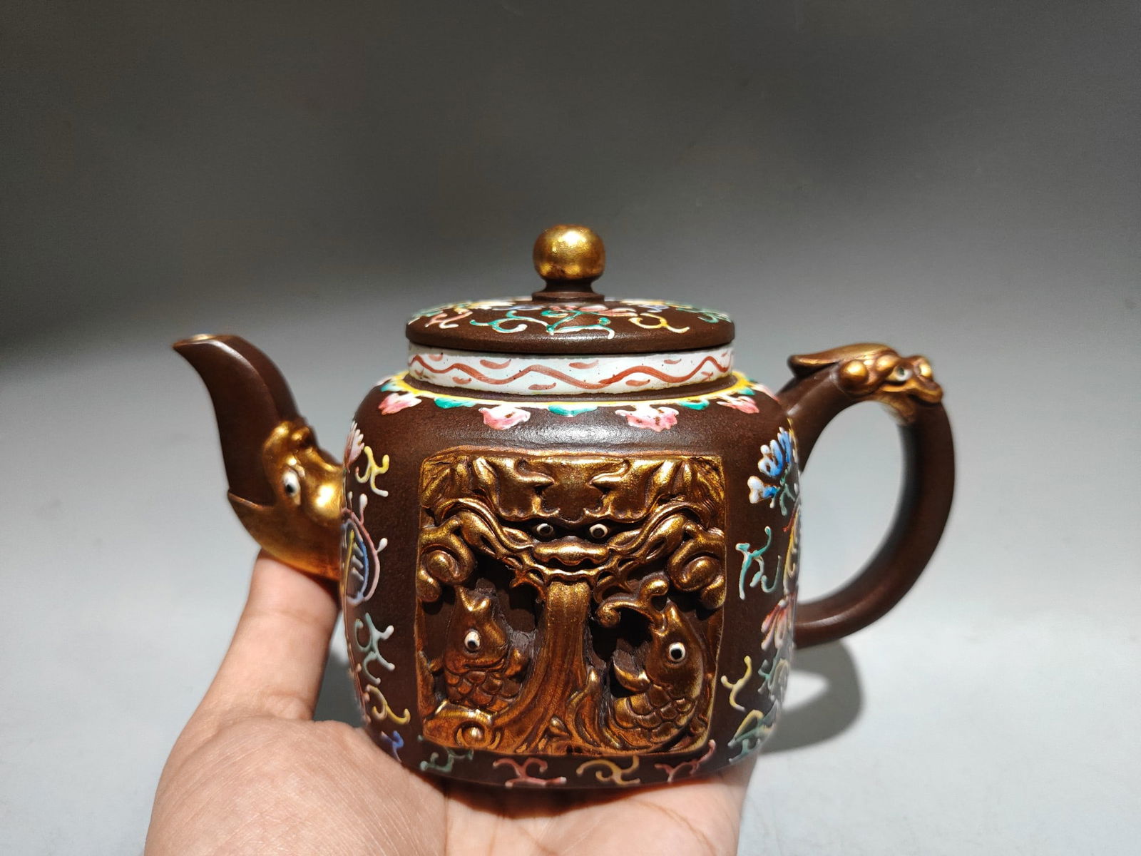 Hand Drawn Chinese Gilt Gold Yixing Zisha Clay Dragon Teapot: Title: Hand Drawn Chinese Gilt Gold Yixing Zisha Clay Dragon Teapot Origin: Chinese Date/Period: Yixing Zisha Dimensions: 170x110(mm) 6.69x4.33(inches) Reserve: $199.00 Shipping: Domestic: Shipping