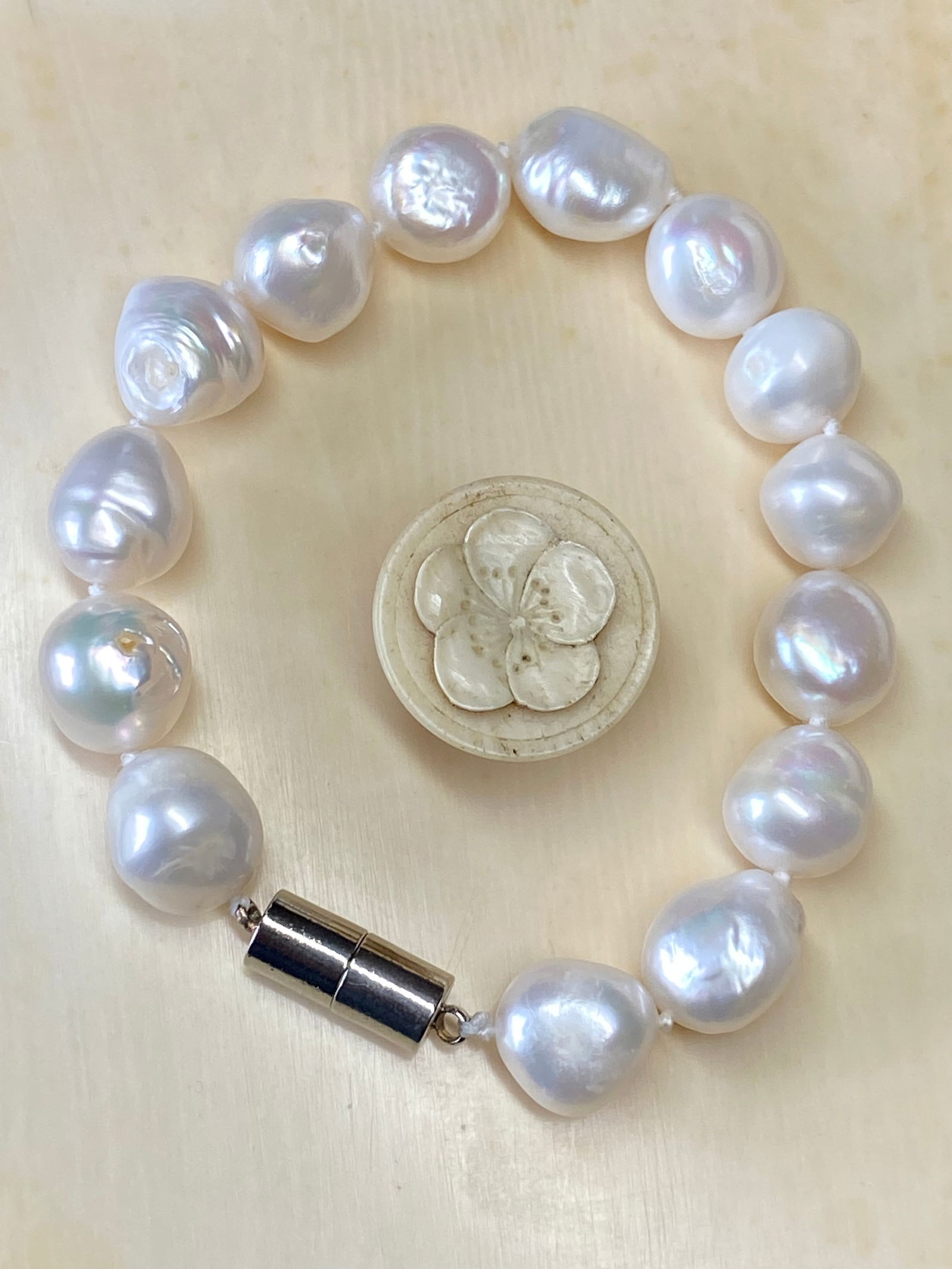12mm South Sea Large Natural White Iridescent Baroque Pearl Bracelet: Title:12mm South Sea Large Natural White Iridescent Baroque Pearl Bracelet Description:Indulge in the opulence of the ocean with our Priceless 12mm South Sea Huge Natural White Iridescent 14-Piece Bar