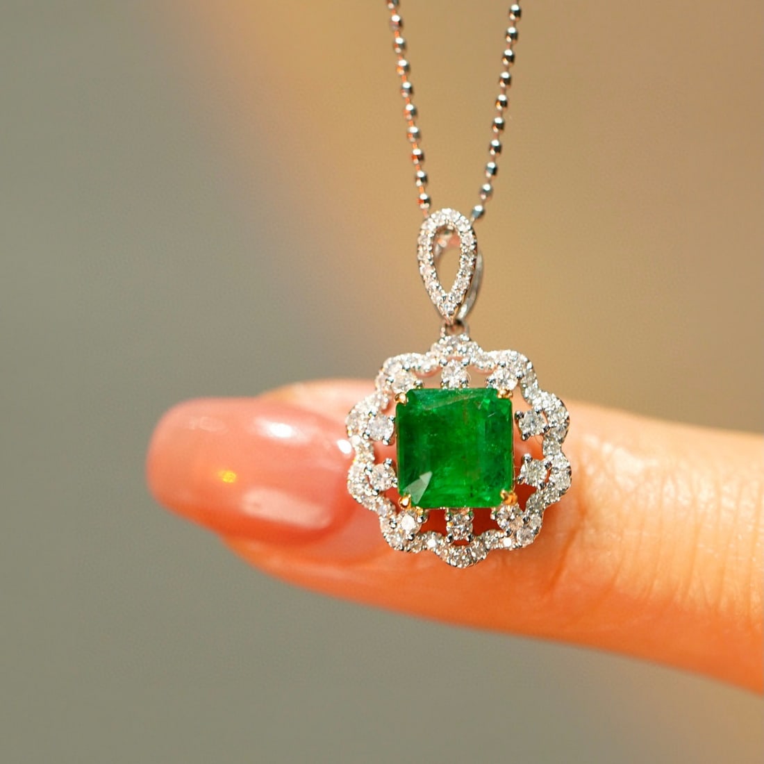 14K GOLD 1.5 CT VIVID GREEN NATURAL EMERALD & DIAMOND PENDANT: Title:14K GOLD 1.5 CT VIVID GREEN NATURAL EMERALD & DIAMOND PENDANTDescription:Ref:230528214Gold Content:14K GoldMain Gemstone:EmeraldNumber of stones:1Shape:OctagonalCarat Weight:1.5ct Color:Vivid