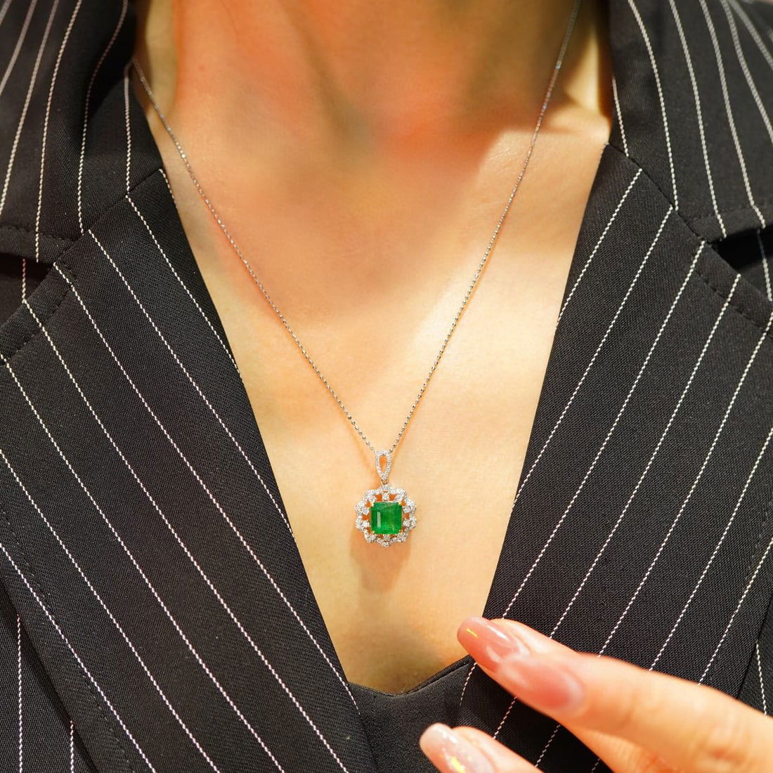 14K GOLD 1.5 CT VIVID GREEN NATURAL EMERALD & DIAMOND PENDANT - 7