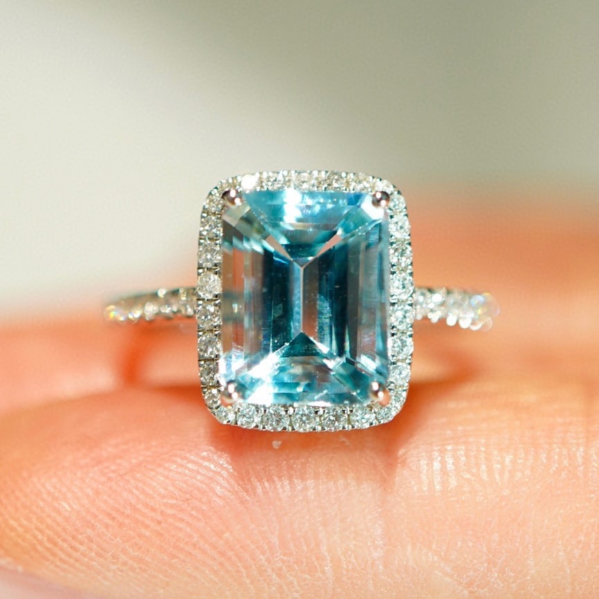 14K GOLD 3 CT NATURAL AQUAMARINE & DIAMOND RING: Title:14K GOLD 3 CT NATURAL AQUAMARINE & DIAMOND RINGDescription:Ref:230528206Gold Content:14K GoldRing Size:7.25USMain Gemstone:AquamarineNumber of stones:1Shape:OctagonalCarat Weight:3ct