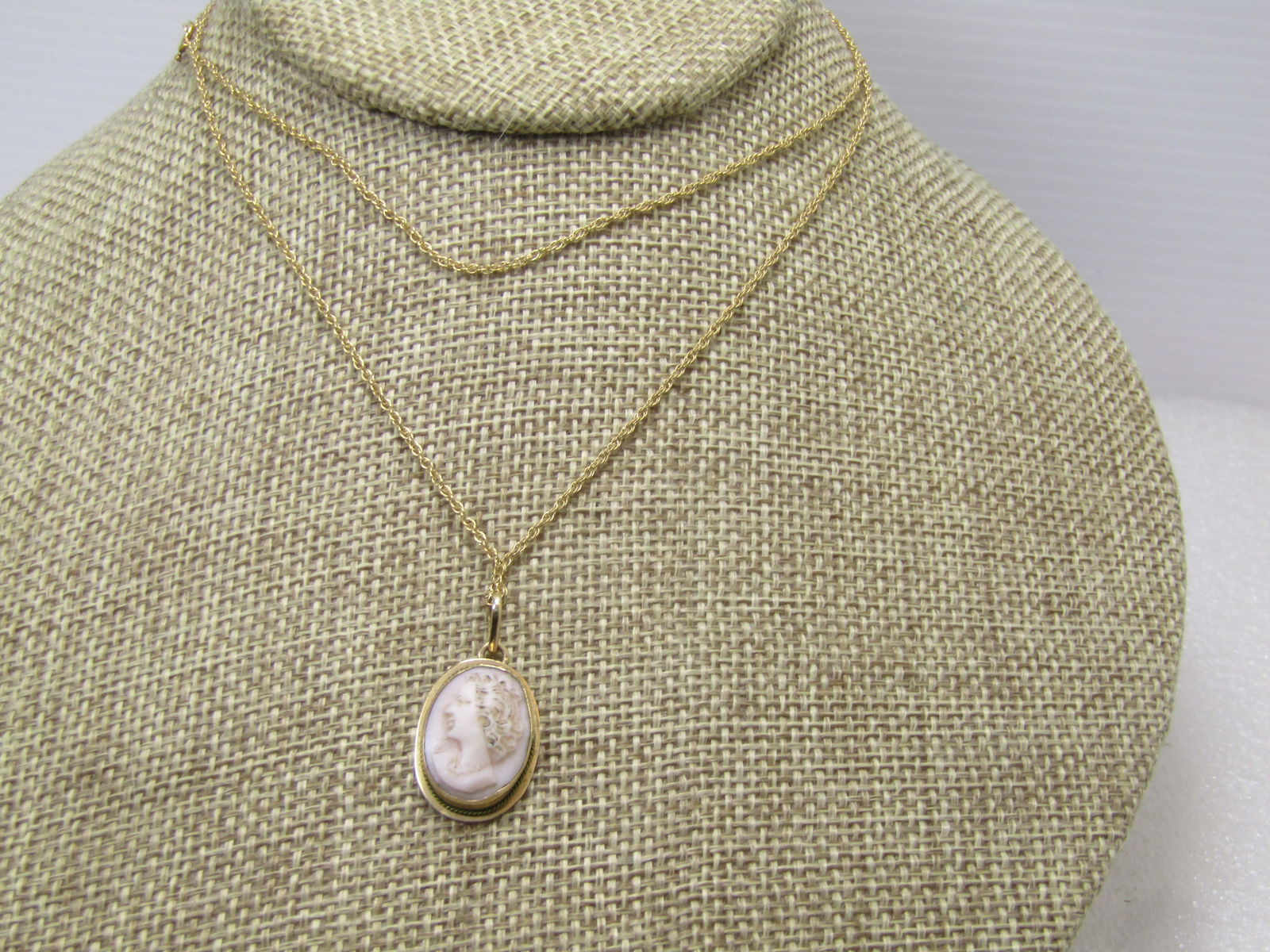 Vintage 14kt Cameo Necklace, 26", Signed A & Z, 1940's: Title:Vintage 14kt Cameo Necklace, 26", Signed A & Z, 1940'sDescription:Vintage 14kt Cameo Necklace, 26", Signed A & Z, 1940's is the estimated age. The pendant may not be original tot he chain and