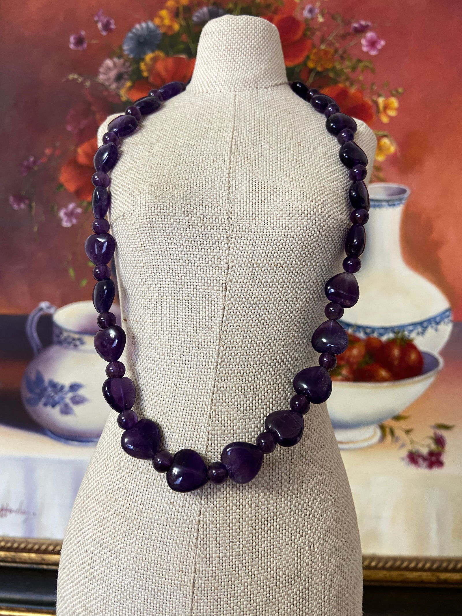 Vintage Royal Purple Amethyst Heart Bead Necklace: Title:Vintage Royal Purple Amethyst Heart Bead NecklaceDescription:This elegant amethyst necklace showcases beautifully carved heart-shaped beads and round beads, crafted from high-quality natural
