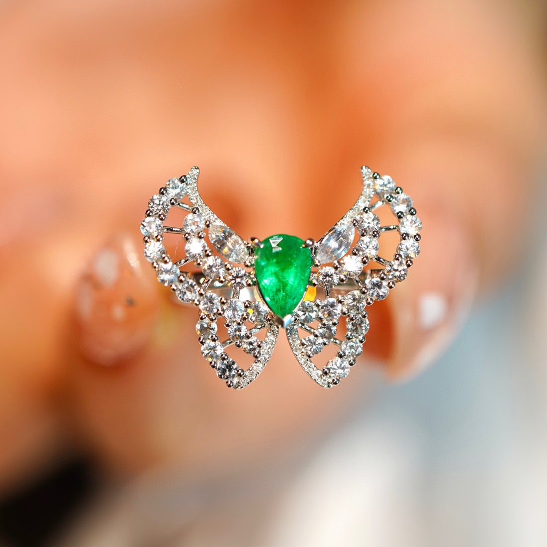 14K GOLD 0.55 CT VIVID GREEN NATURAL EMERALD & SAPPHIRE & DIAMOND RING: Title:14K GOLD 0.55 CT VIVID GREEN NATURAL EMERALD & SAPPHIRE & DIAMOND RINGDescription:Ref:230528208Gold Content:14K GoldRing Size:7.25USMain Gemstone:EmeraldNumber of stones:1Shape:PearCarat