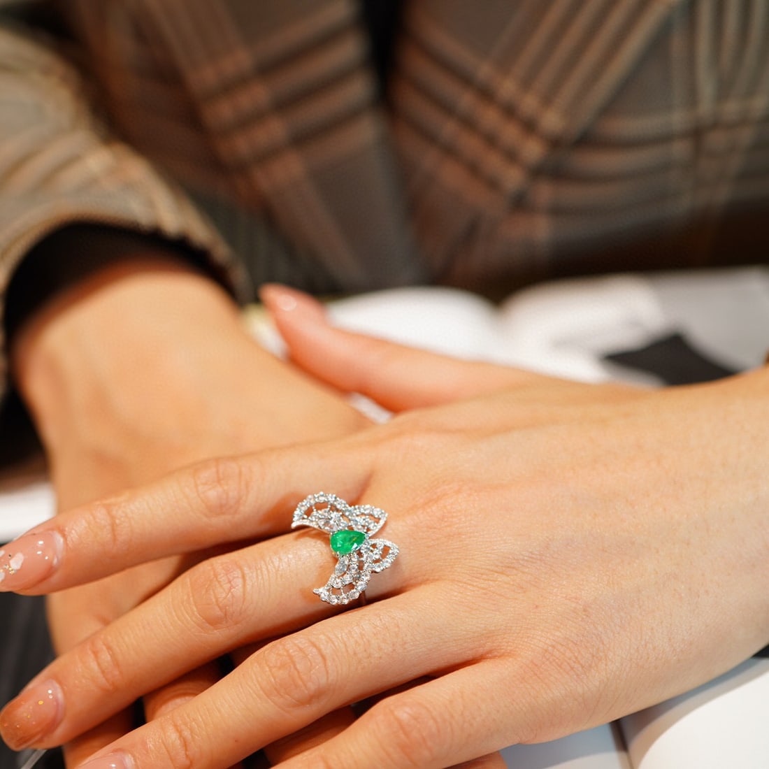 14K GOLD 0.55 CT VIVID GREEN NATURAL EMERALD & SAPPHIRE & DIAMOND RING - 6