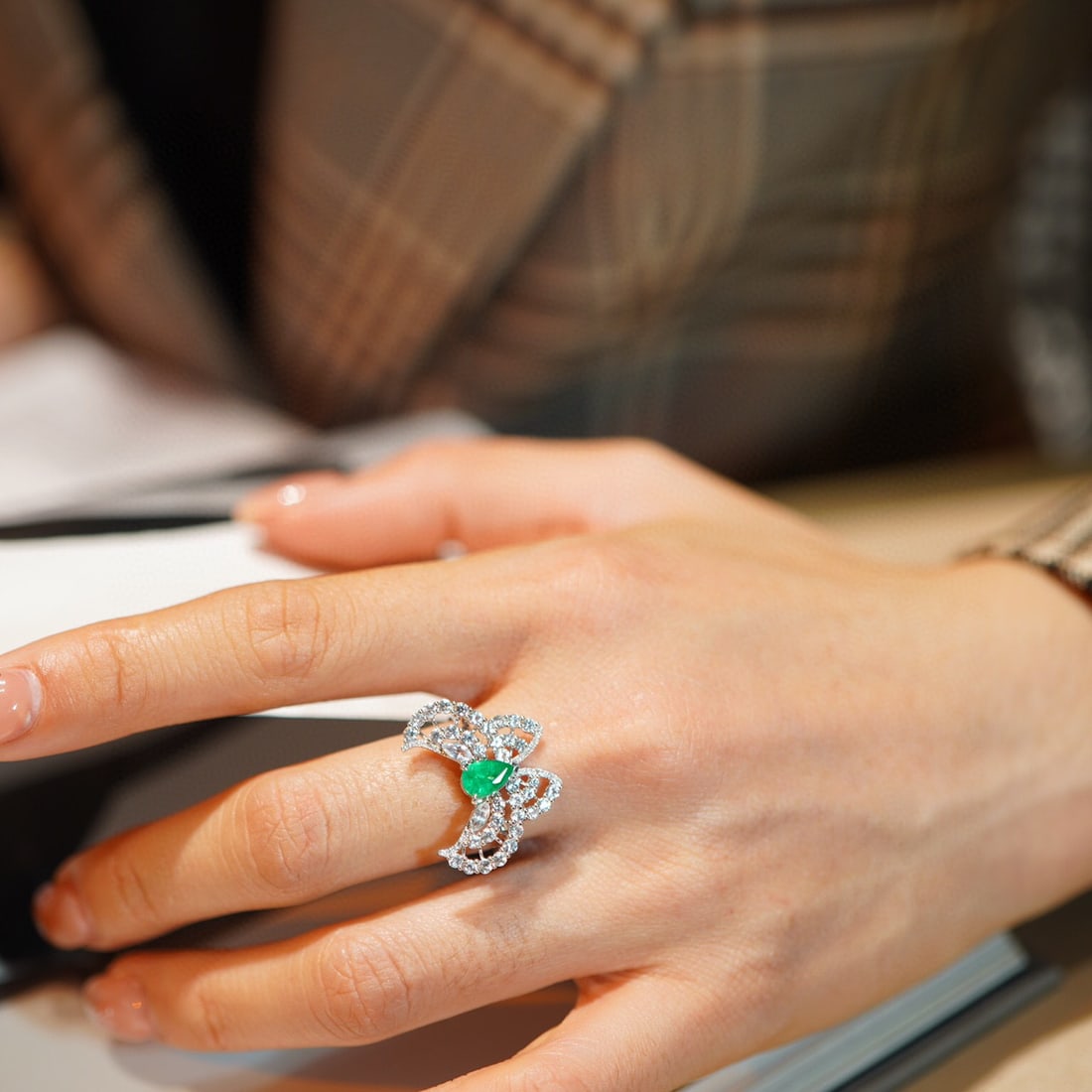 14K GOLD 0.55 CT VIVID GREEN NATURAL EMERALD & SAPPHIRE & DIAMOND RING - 7