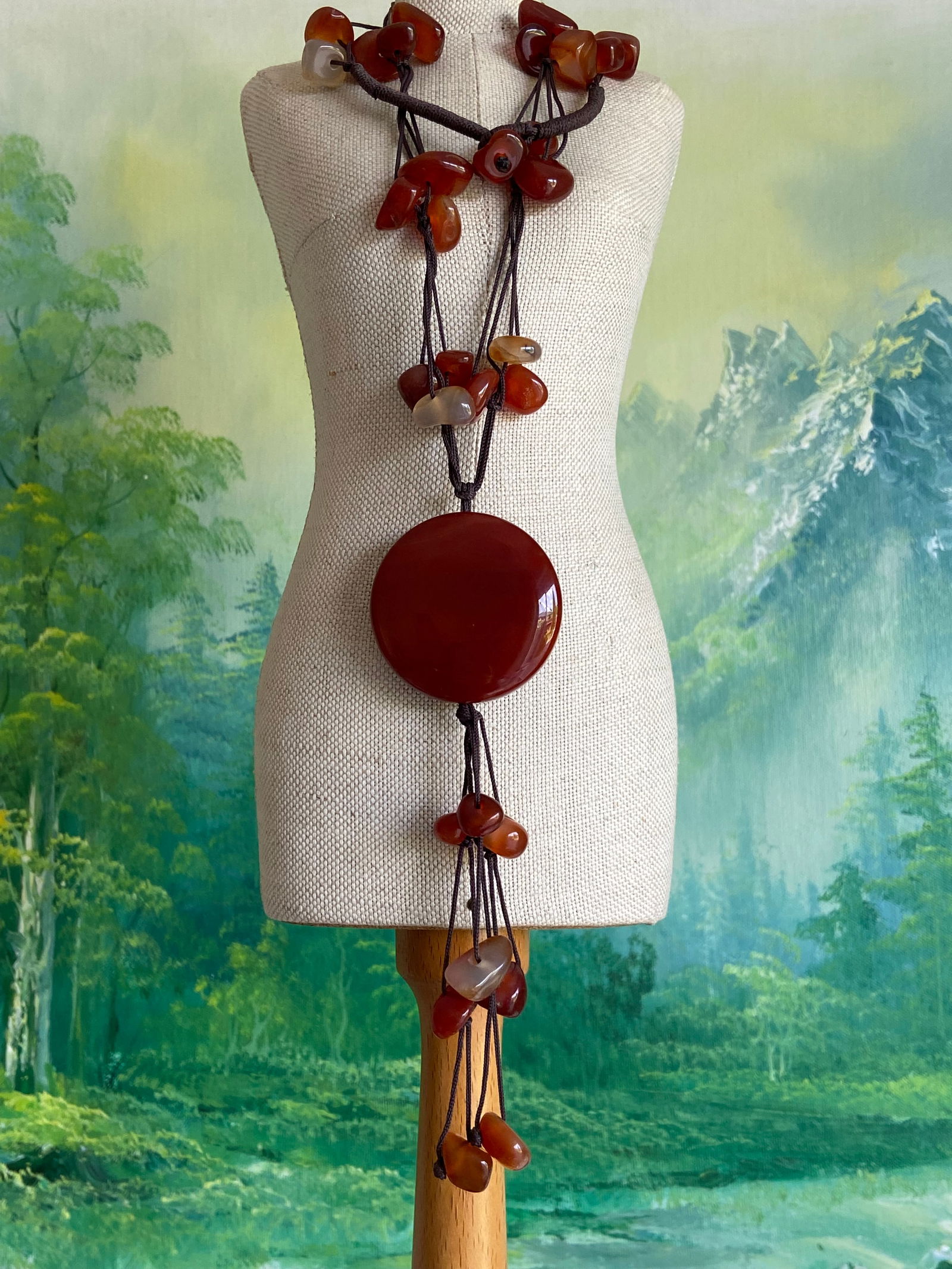 Vintage Elegant Red Agate Cornelian Necklace with Statement Pendant: Title:Vintage Elegant Red Agate Cornelian Necklace with Statement PendantDescription:This beautiful necklace features vibrant red agate chips, accented by a striking circular red agate pendant