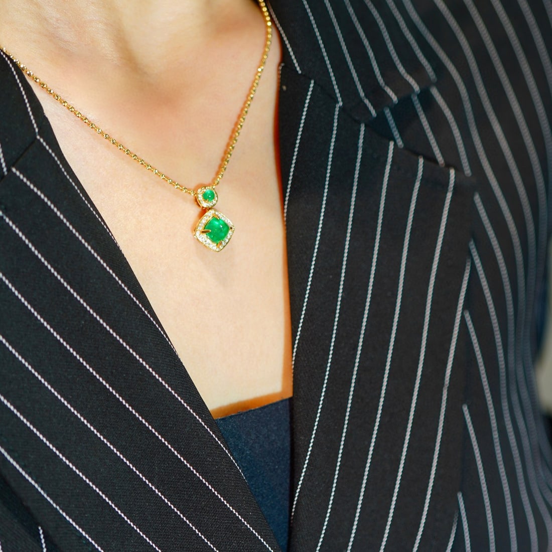 14K GOLD 1.7 CTW VIVID GREEN NATURAL EMERALD & EMERALD PENDANT - 7