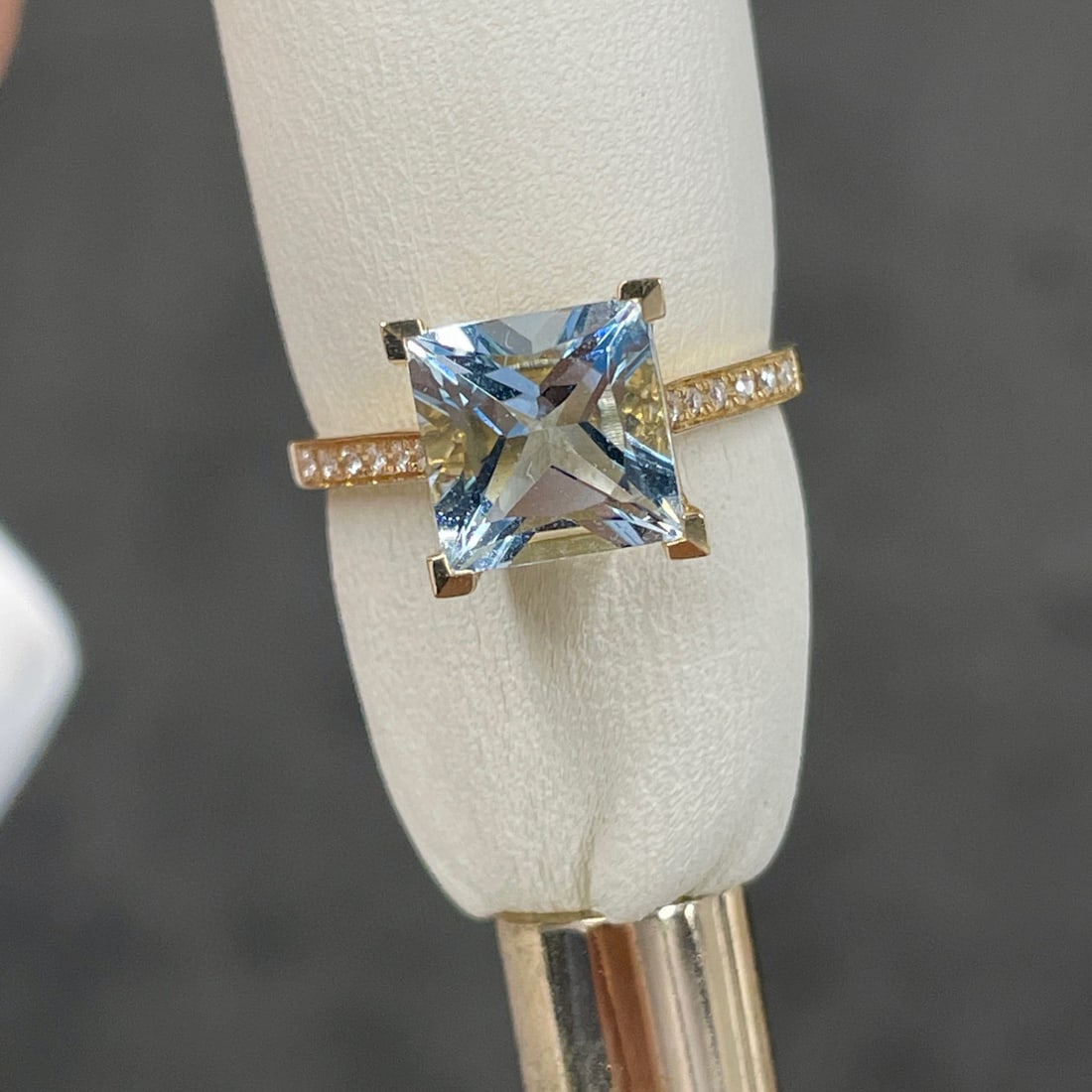 14K GOLD 2.4 CT NATURAL AQUAMARINE & DIAMOND RING: Title:14K GOLD 2.4 CT NATURAL AQUAMARINE & DIAMOND RINGDescription:Ref:230528210Gold Content:14K GoldRing Size:7.25USMain Gemstone:AquamarineNumber of stones:1Shape:SquareCarat Weight:2.4ct