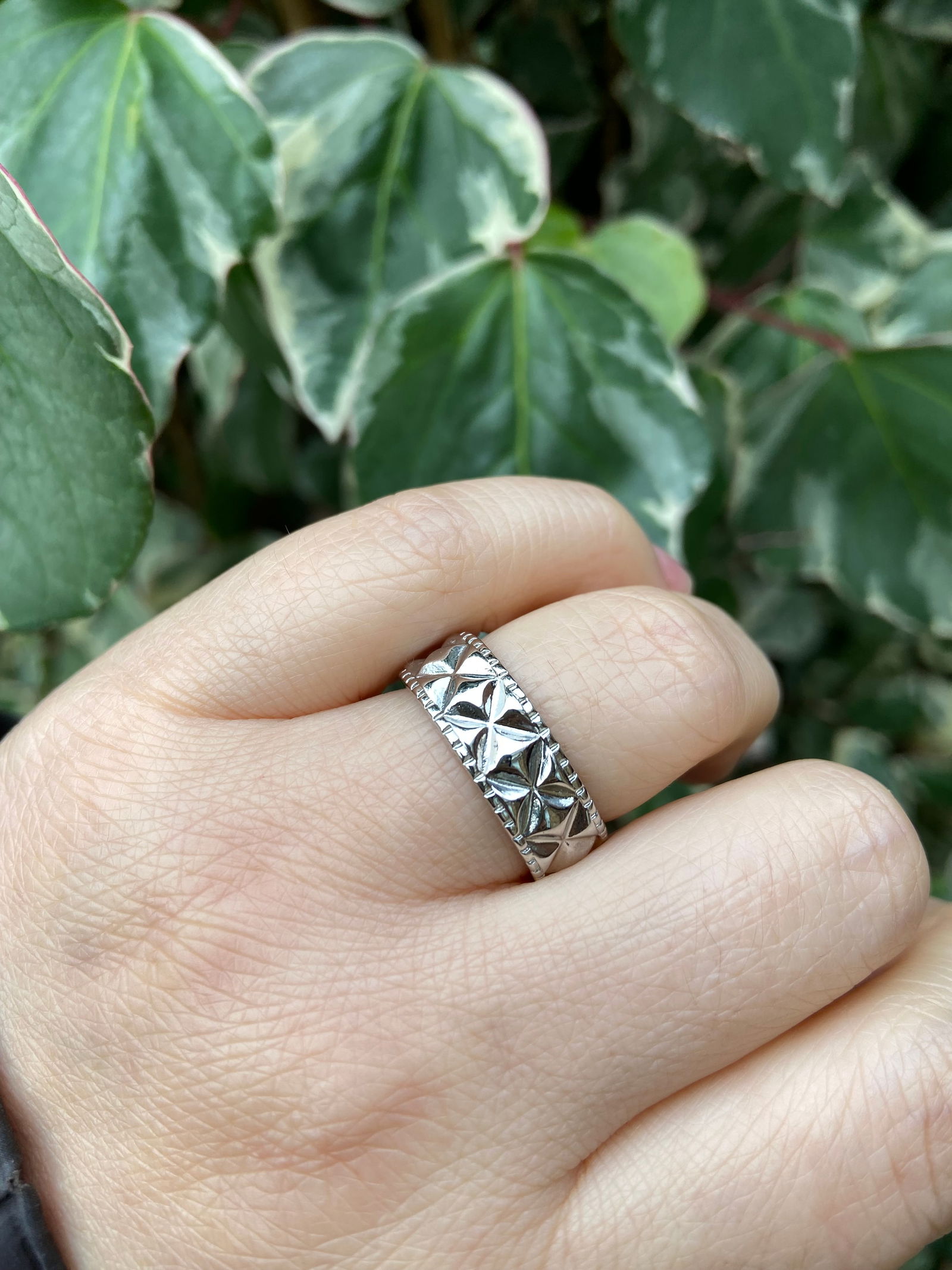 Vintage ribbed plaid ring: Title:Vintage ribbed plaid ringDescription:Vintage ribbed plaid ringDate/Period:Contemporary (21st Century)Materials:Material: titanium steelDimensions:size US 7, open band slightly adjustable 