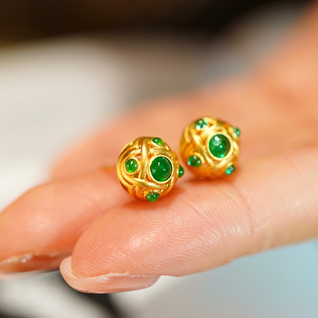 14K GOLD 0.50 CT VIVID GREEN NATURAL EMERALD EARRINGS - 3