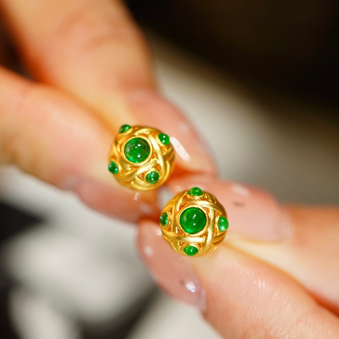 14K GOLD 0.50 CT VIVID GREEN NATURAL EMERALD EARRINGS - 4