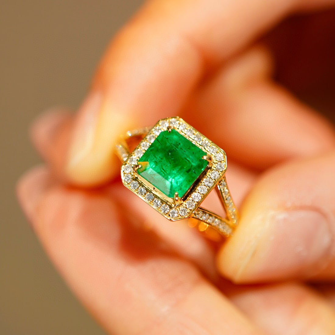 14K GOLD 2 CT VIVID GREEN NATURAL EMERALD & DIAMOND RING - 4